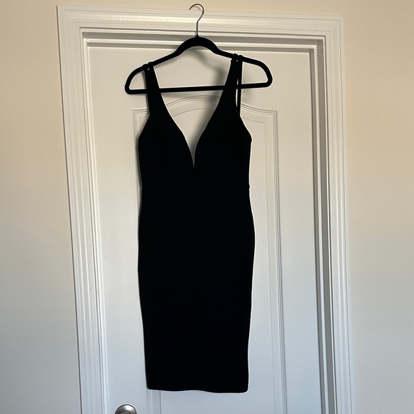 Lulus Dresses & Skirts - Lulu's Chic Black Midi Dress